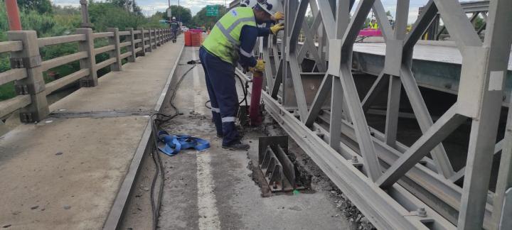 Se realizó el izado del tablero deprimido del puente Carretero