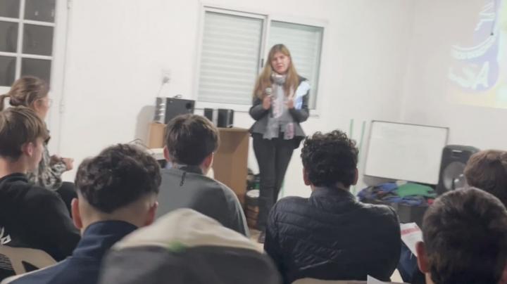 Alvizo impulsó un taller de lengua de señas en el Club Don Salvador