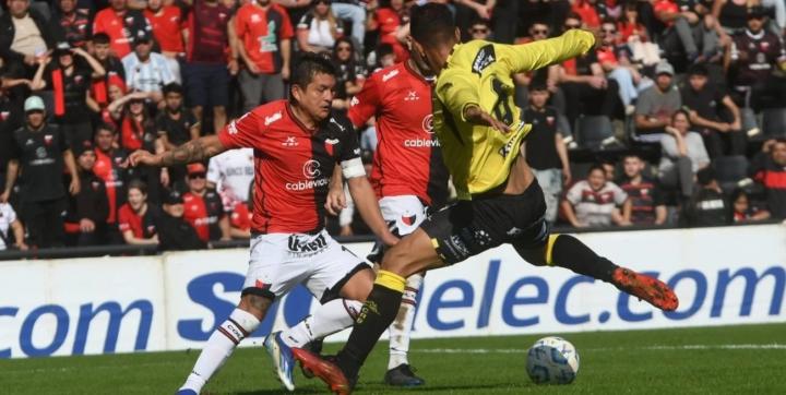 Volvió el pulga y la victoria en Colón: 1 a 0 ante Almirante Brown