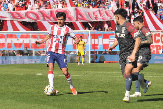Unión no pudo aprovechar la ventaja numérica y repartió puntos con Huracán