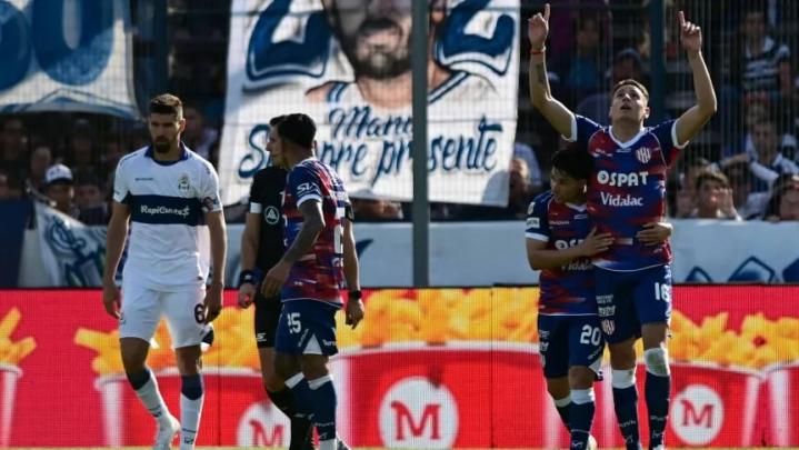 Unión derrotó 3-1 a Gimnasia y lidera el grupo A del torneo