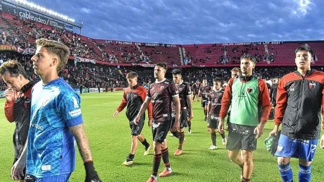 Colón mantuvo la categoría pero sigue jugando mal