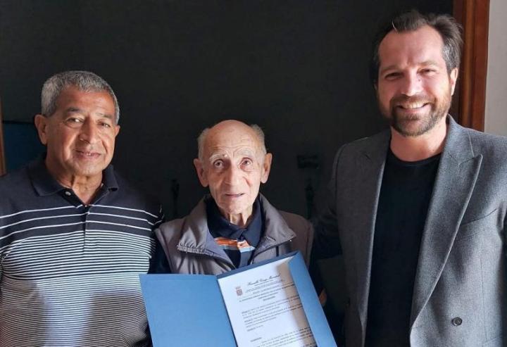 José De La Fuente al momento de recibir la distinción de ciudadano destacado