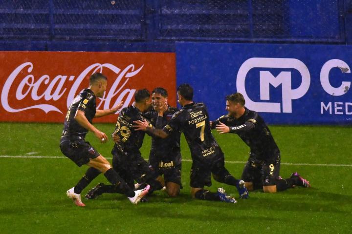 Con un gran segundo tiempo, Colón venció a Vélez 