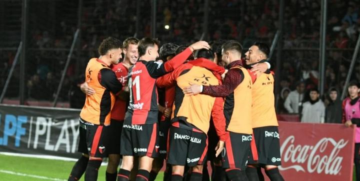 Colón le ganó a All Boys y recuperó la cima. Foto: Manuel Fabatía.