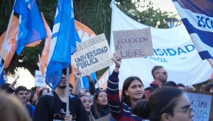 La comunidad universitaria y la ciudadanía en general marchó en defensa de la educación pública
