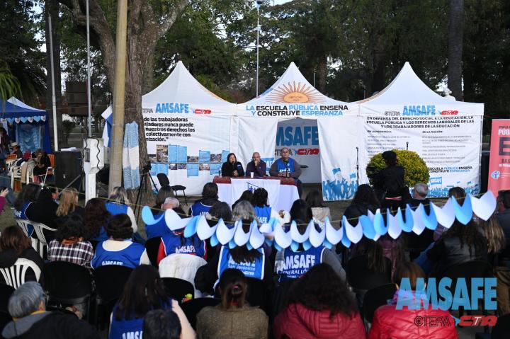 La carpa blanca docente pasó por San Javier
