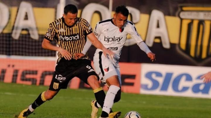 Con gol de Mauro Peinipil, el sabalero empató en Isidro Casanova y rescató un punto