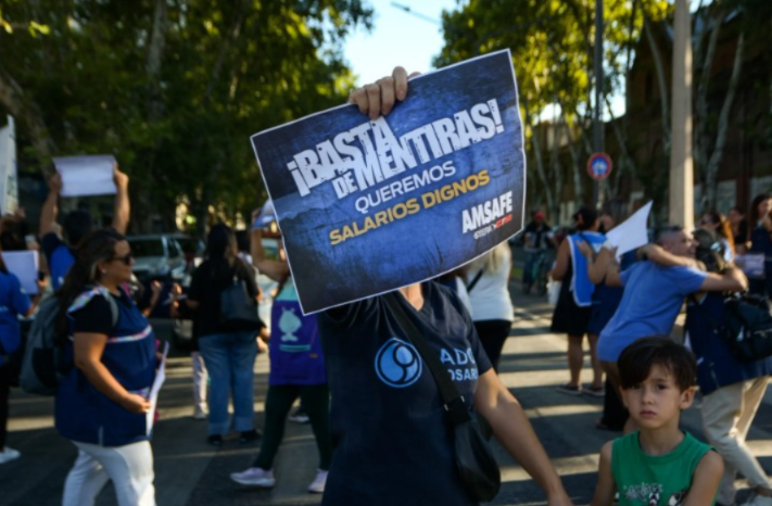 Los docentes denuncian ajuste y disciplinamiento por parte del gobierno de Pullaro
