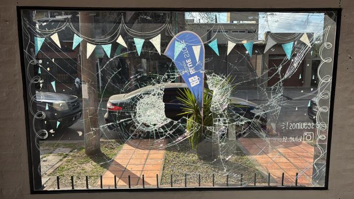 La vidriera de uno de los locales afectados