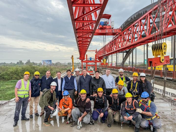 El gobernador Pullaro visitó la obra del nuevo puente