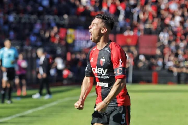 El sabalero venció a su rival con un gol en contra de Benítez.  Foto: Matías Pintos 