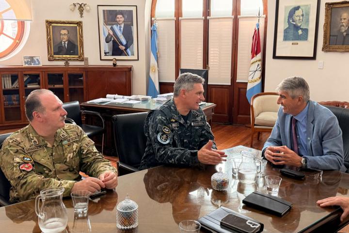 El ministro Bastía fue el anfitrión de la reunión