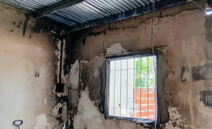 Los delincuentes incendiaron la vivienda